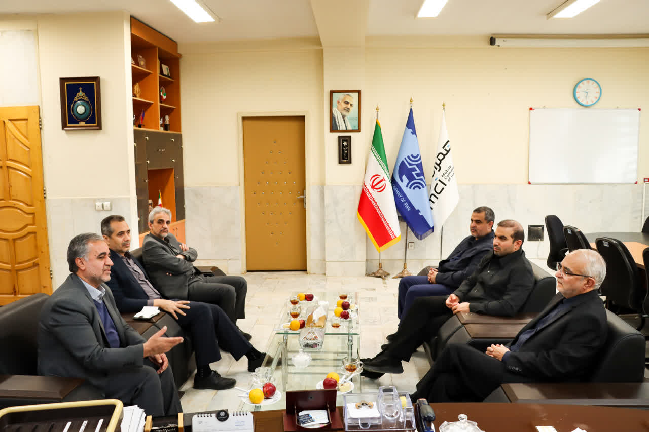 نماینده مردم کرمانشاه بر شتاب‌گیری توسعه فیبر نوری در استان تأکید کرد